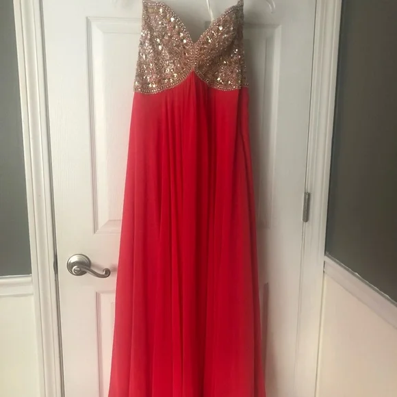 Terani Couture - Picture 1 of 3